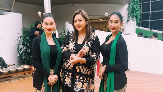 Happy Salma dan Ariel Tatum Menari Jaipong di Jepang, Ini Potret Keduanya Pukau Penonton