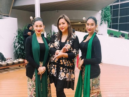Happy Salma dan Ariel Tatum Menari Jaipong di Jepang, Ini Potret Keduanya Pukau Penonton