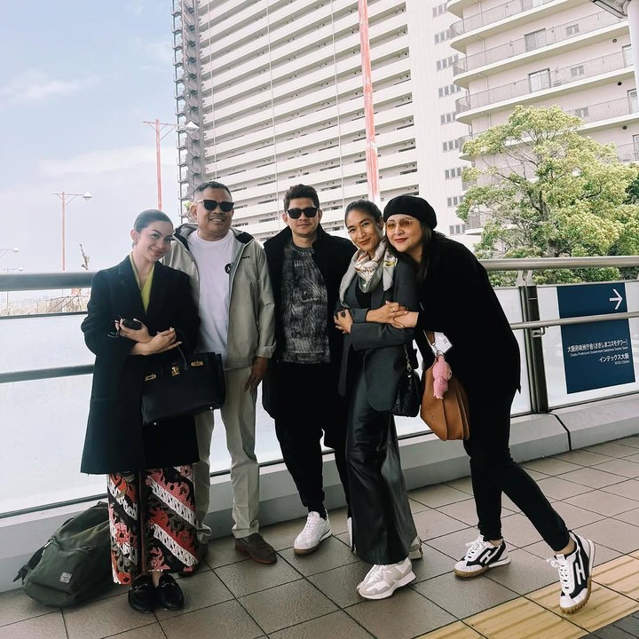 <p>Sang istri, Audy Item, turut membagikan momen kebersamaannya dengan sang suami, Ariel Tatum, dan Happy Salma setelah semuanya tampil. "Indonesia team," tulis Audy dengan menyisipkan emotikon hati dan bendera Indonesia. (Foto: Instagram: @audyitem)</p>