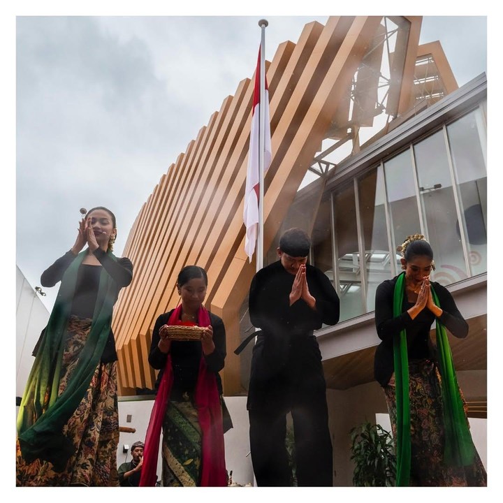 <p>Tidak hanya Happy Salma dan Ariel Tatum, aktor Iko Uwais turut unjuk gigi di atas panggung, Bunda. Ia diketahui menampilkan seni bela diri pencak silat. (Foto: Instagram: @expo2025indonesia)</p>