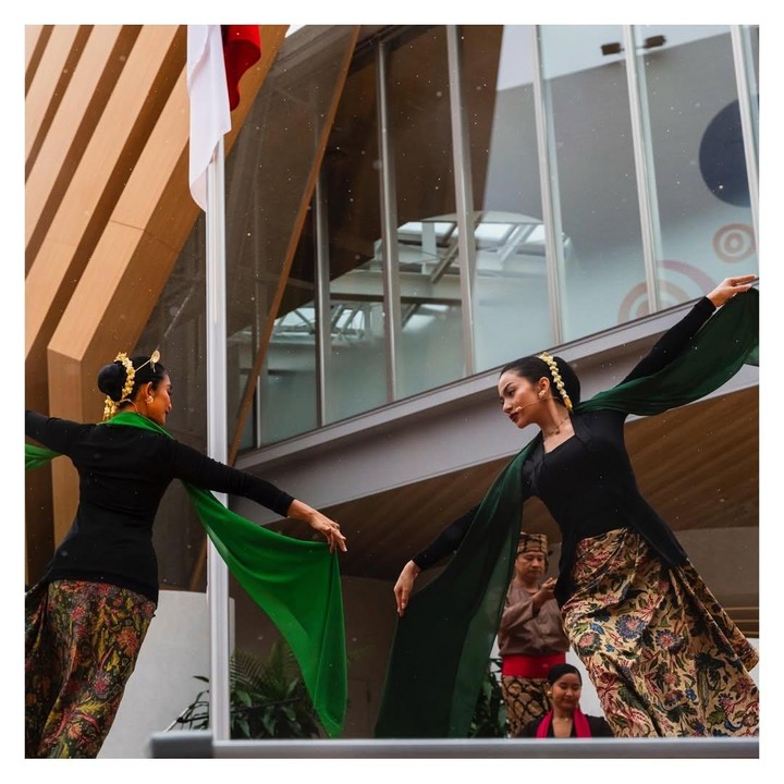 <p>Ariel dan Happy Salma tampil cantik mengenakan kebaya hijau dan rok batik. Keduanya juga terlihat anggun kala berlenggak lenggok di atas panggung. (Foto: Instagram: @expo2025indonesia)</p>