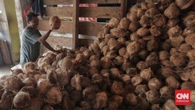 FOTO: Jerit Pembeli Harga Kelapa Parut Naik Gila-gilaan ke Rp25 Ribu