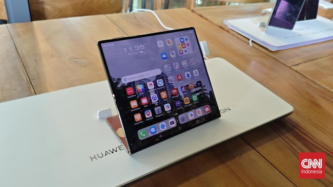 Huawei Mate XT, ponsel lipat tiga terbaru asal China, segera rilis di Indonesia dengan harga yang diperkirakan setara dua unit sepeda motor Honda Vario 125.