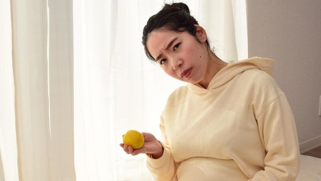 Viral Ibu Hamil Ngidam Makan Lemon Utuh dengan Kulitnya, Ini Penjelasan Pakar
