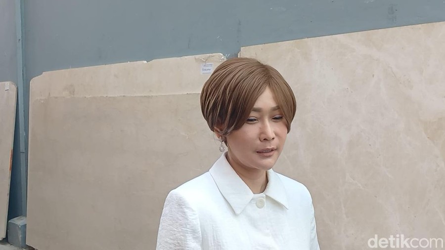 Inul Daratista saat ditemui di kawasan TransTV&period;
