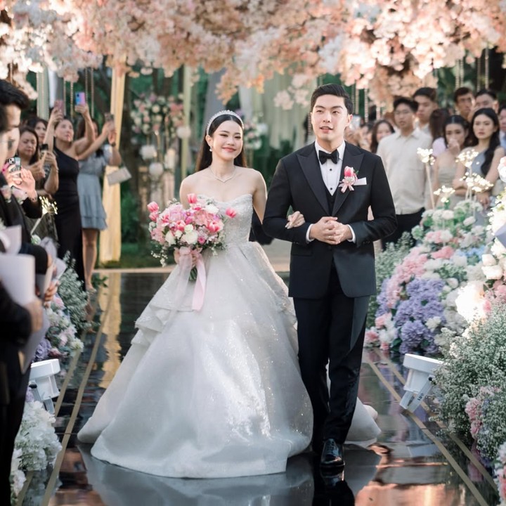 <p>Pasangan yang menikah pada 12 April 2025 itu diketahui tengah melakukan perjalanan ke Jepang. Lebih dari sekadar liburan biasa, Erwin mengatakan ini adalah <em>honeymoon</em> yang telah lama dinantikan mereka.&nbsp;(Foto: Instagram @jessicajane99)</p>