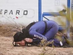 Selamat Sampai Bumi, Katy Perry Cium Tanah Setelah Tiba dari Luar Angkasa