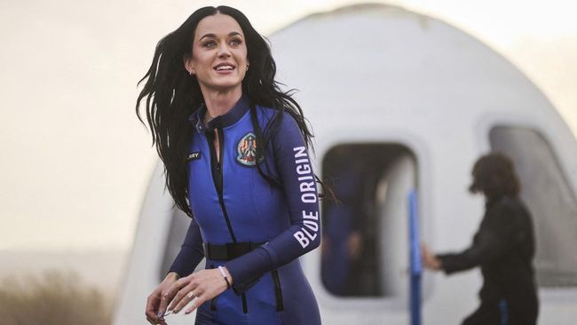 Katy Perry mengungkapkan perasaan dan keinginan usai kembali dari luar angkasa pada Senin (14/4) waktu AS.