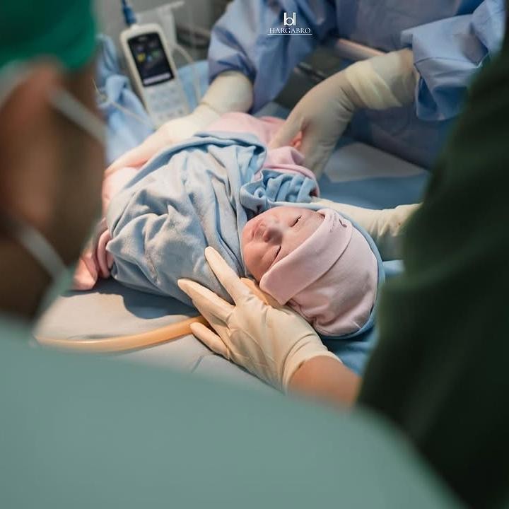 <p>Kesha secara khusus menuliskan pesan manis untuk sang putra yang baru lahir, "Selamat datang, Danish. Terima kasih sudah memilih Mica dan Papadhi sebagai orang tuamu." Baby Danish adalah anak ketiga Kesha dari pernikahannya dengan Adhi Permana. Sebelumnya, pasangan ini telah dikaruniai dua anak, yakni seorang putra bernama Qwenzy Kalandra Putra Permana dan putri bernama Aisha Kaluna Letecia. (Foto: Instagram @kesharatuliu05)</p>