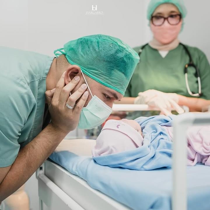 <p>Dalam satu foto, Adhi tampak mengumandangkan azan di telinga putranya setelah lahir. Meski sudah pernah melakukannya, tampaknya momen seperti ini tak akan dilupakan oleh Adhi yang kini telah menjadi ayah tiga anak. (Foto: Instagram @kesharatuliu05)</p>