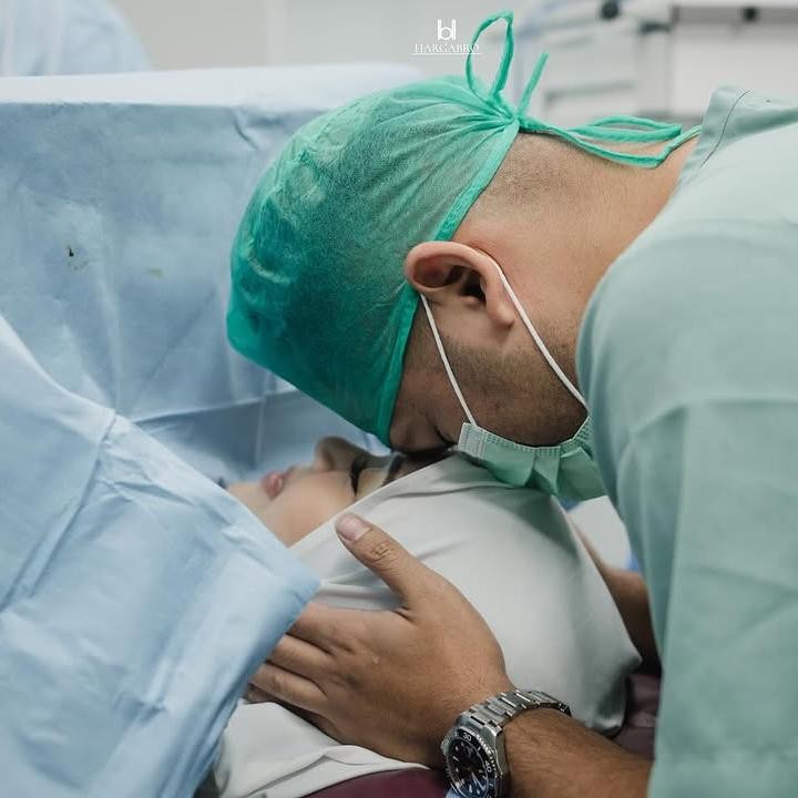 <p>Kesha membagikan momen menegangkan persalinan ketiganya ini di Instagram. Dalam postingan tersebut, nampak suami Kesha, Adhi Permana Putra selalu hadir menemani istrinya selama proses persalinan. Adhi terlihat memberikan dukungan dan semangat untuk Kesha yang akan melahirkan anak ketiga mereka. (Foto: Instagram @kesharatuliu05)</p>