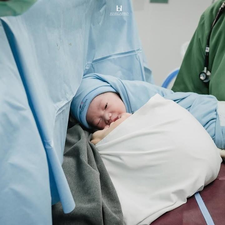 <p>Melalui unggahannya, Kesha juga mengumumkan nama anak ketiganya ke publik. Perempuan bernama lengkap Sarasefeika Kesha ini juga mengumumkan nama sang putra ke publik. "<em>Alhamdulillah</em>, terima kasih yaAllah. Telah lahir anak ke-3 kami, seorang putra yang insyaAllah sehat tanpa kekurangan satu apapun; Danish Danendra Putra Permana," tulisnya. (Foto: Instagram @kesharatuliu05)</p>