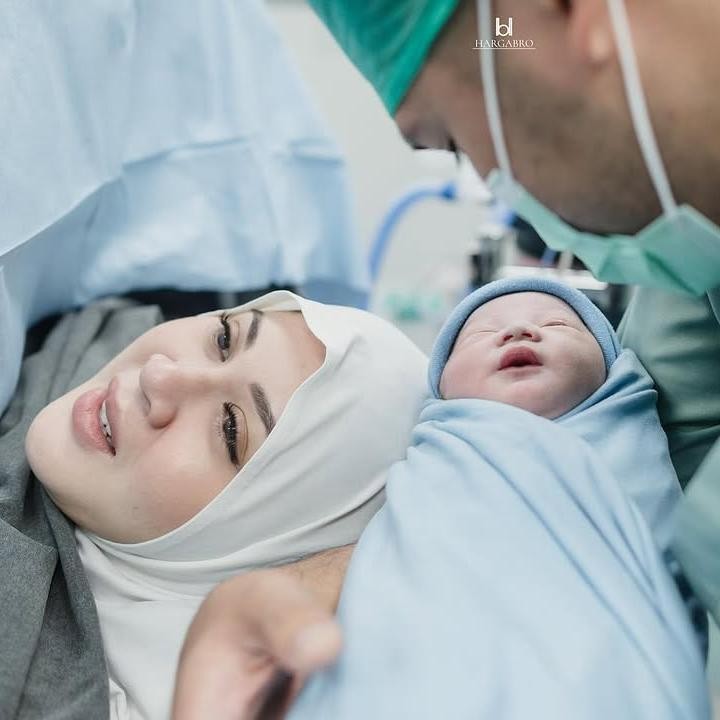 <p>Kabar bahagia datang dari keluarga aktris Kesha Ratuliu. Perempuan 26 tahun ini baru saja melahirkan anak ketiganya yang berjenis kelamin laki-laki, Bunda. Kesha melahirkan pada Senin (14/4/25). (Foto: Instagram @kesharatuliu05)</p>