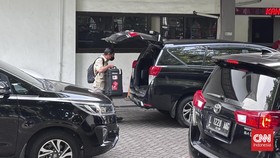 KPK Sita Barang Bukti 2 Koper Usai Geledah Kantor KONI Jatim
