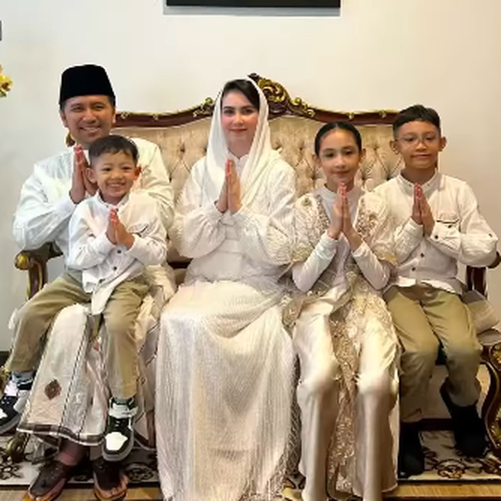 <p>Arumi dan sang suami, Emil Dardak, pun mengadakan acara syukuran kecil-kecilan untuk merayakan ulang tahun sang putri. Di sini, Keisha tampak sangat berbahagia ketika mendapatkan kado dari orang-orang terdekatnya. (Foto: Instagram: @arumibachsin_94)</p>