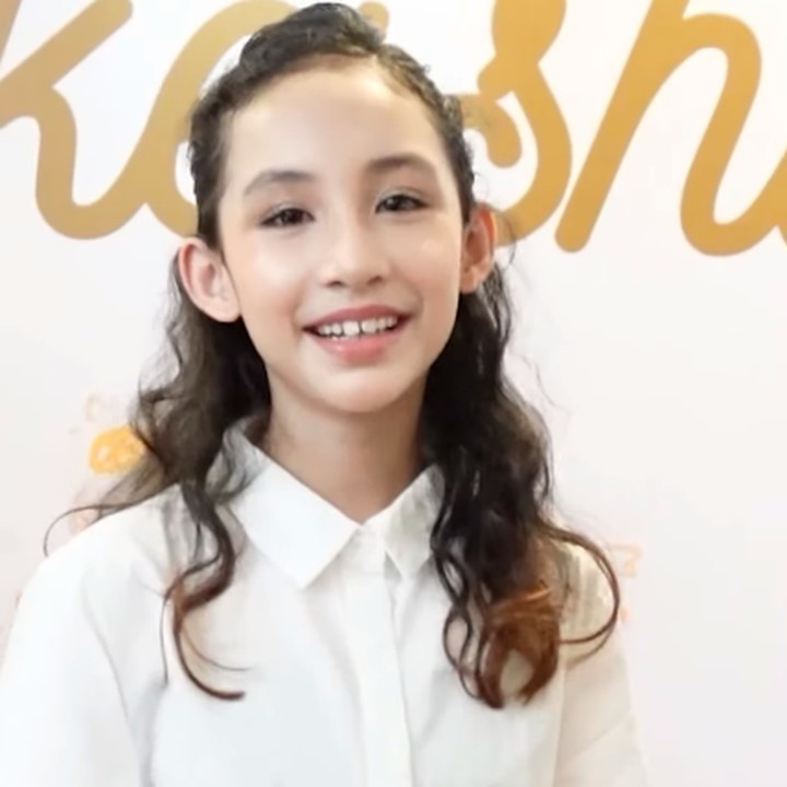 <p>"Hari Minggu kemarin kami bikin syukuran kecil-kecilan bareng tim kerja internal dan keluarga dekat buat nemenin Kakak Keisha <em>unboxing</em> kado nih. Dan yang paling bikin Keisha bahagia adalah kado mi instan," ujar Arumi. (Foto: Instagram: @arumibachsin_94)</p>