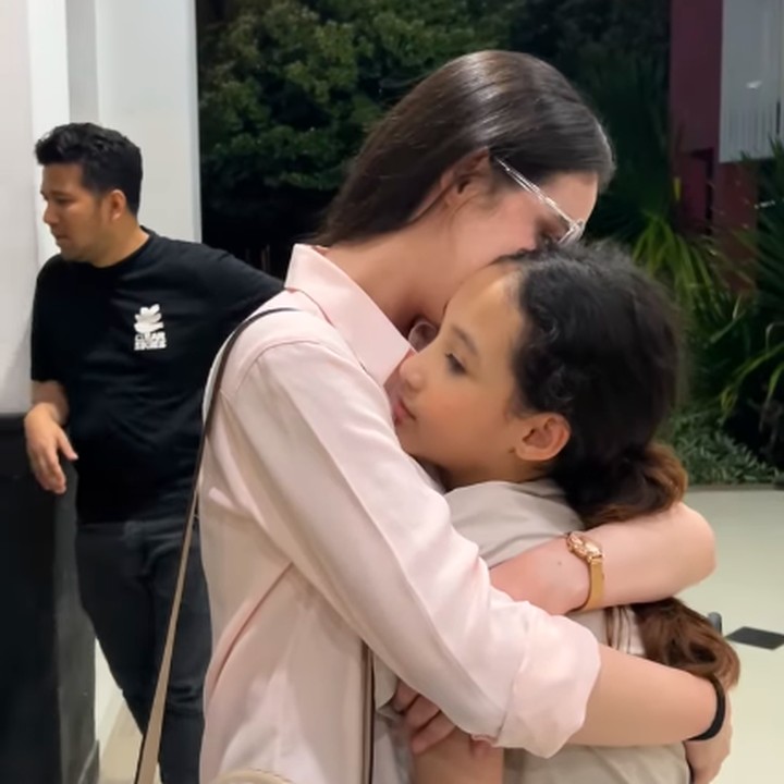 <p>Arumi sendiri kerap membagikan potretnya bersama sang putri melalui laman Instagram. Beberapa waktu lalu, ia tampak memeluk sang putri sebelum menjalankan tugas ke luar kota. (Foto: Instagram: @arumibachsin_94)</p>