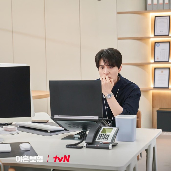 Lee Dong Wook di drama The Divorce Insurance/foto: soompi.com