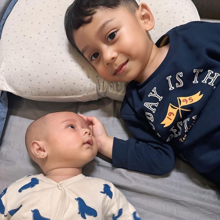 <p>Mengintip dari akun Instagram Rizky Billar, terlihat Levian menjaga sang adik di atas kasur. Leshia pun tampak menatap sang kakak penuh makna. (Foto: Instagram: @rizkybillar)</p>