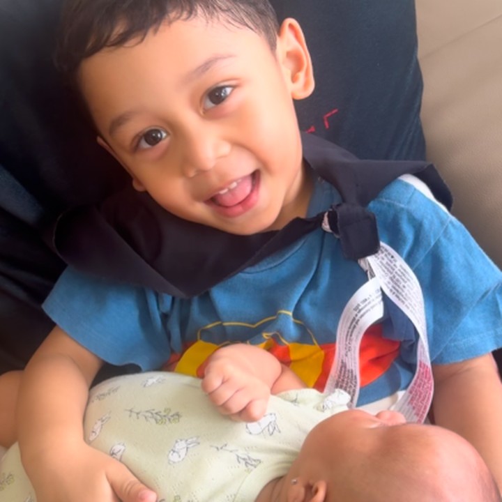 <p>Levian anak Lesti Kejora terllihat memangku sang adik, Leshia yang baru berusia tiga bulan dengan penuh kasih sayang. "<em>MasyaAllah</em> <em>tabarakallah</em>, gemas sama kakak beradik ini anteng main bedua. Sehat selalu Abang ganteng dan adik Leshia cantik," ungkap seorang netizen dengan emotikon hati. (Foto: Instagram: @levianbillar)</p>