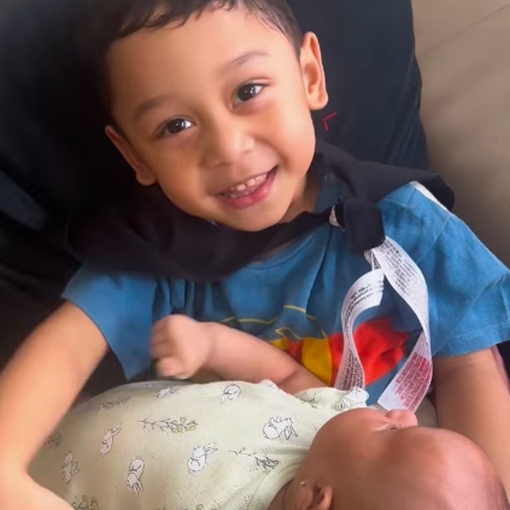 <p>Lesti dan Rizky Billar kerap mengunggah momen kebersamaan anak-anaknya. Salah satunya terlihat saat Levian memangku adiknya yang masih bayi dengan penuh senyum. (Foto: Instagram: @levianbillar)</p>