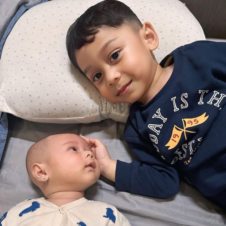 <p>Dalam unggahan lainnya, Levian juga tampak menemani sambil mengelus kepala sang adik. Banyak netizen yang menyebut momen kakak beradik ini begitu menggemaskan. "MasyaAllah <em>so sweet</em> banget sih Abang adek ini," tulis akun @ira********. Akun @so****** juga berkomentar serupa, "Adek terpesona dengan abang."" (Foto: Instagram: @rizkybillar)</p>