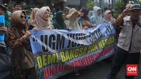 Massa Tiba di Rumah Jokowi Klarifikasi Ijazah, Relawan Ikut Kumpul