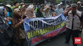 Massa Datangi UGM Tuntut Bukti Keaslian Ijazah Jokowi