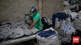 FOTO: Menyulap Baju Bekas Jadi Barang yang Bermanfaat