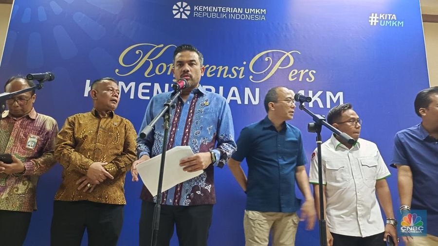 Menteri Usaha Mikro, Kecil, dan Menengah (UMKM) Maman Abdurrahman saat Konferensi Pers di kantornya, Jakarta, Selasa (15/4/2025). (CNBC Indonesia/Martyasari RIzky)