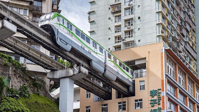 Sistem kereta yang melintasi gedung hunian 19 lantai di Kota Chongqing, China menjadi salah satu dari tujuh monorel paling mengesankan di dunia.