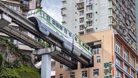 Kereta Lintasi Gedung di China Jadi Monorel Paling Mengesankan Dunia