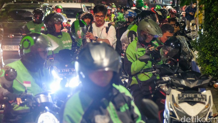 Pemerintah akan mendorong status pengemudi (driver) ojek online (ojol) masuk kategori UMKM. Driver ojol bisa dapat kredit hingga Rp 100 juta.