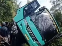 Kelalaian Sopir Sebabkan Bus Rombongan Pengantin di PALI Laka Tunggal