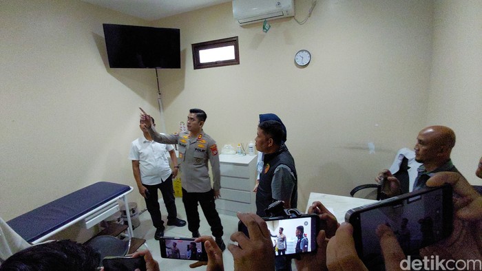 Penampakan ruangan tempat praktik dokter yang diduga melecehkan pasien di Garut