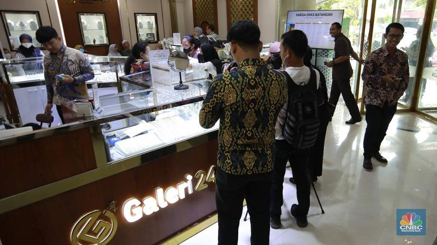 Pengunjung membeli emas perhiasan dan logam mulia di Butik Galeri 24, Jakarta, Selasa (15/4/2025). (CNBC Indonesia/Muhammad Sabki)