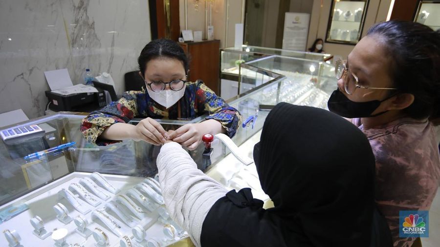 Pengunjung membeli emas perhiasan dan logam mulia di Butik Galeri 24, Jakarta, Selasa (15/4/2025). (CNBC Indonesia/Muhammad Sabki)