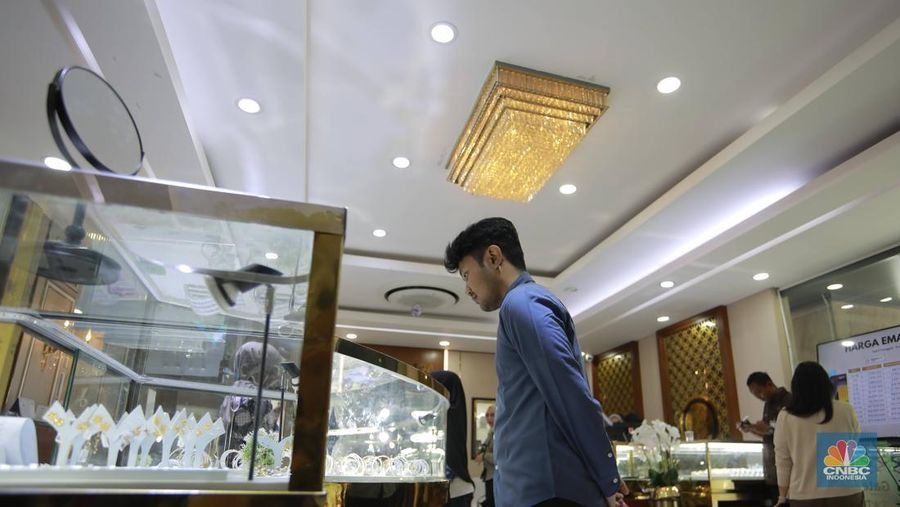 Pengunjung membeli emas perhiasan dan logam mulia di Butik Galeri 24, Jakarta, Selasa (15/4/2025). (CNBC Indonesia/Muhammad Sabki)