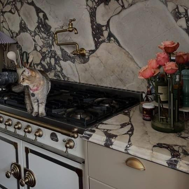 <p>Ia pun tak lupa mengabadikan area dapur yang sering digunakan untuk memasak, dapurnya terlihat elegan, bukan, Bunda? Bahkan, <em>kitchen set</em>-nya juga dihiasi dengan marmer berwarna hitam dan putih. (Foto: Instagram@raisa6690)</p>