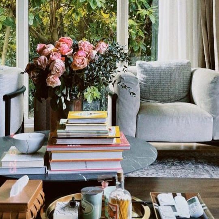 <p>Ada juga area baca buku sederhana, tetapi terlihat begitu <em>classy</em>. Tak hanya itu, area ini dilengkapi dengan beberapa buku dan lilin aromaterapi. Suasana semakin nyaman lantaran Raisa ruangan tersebut dekat dengan halaman yang penuh dengan pepohonan. (Foto: Instagram@raisa6690)</p>