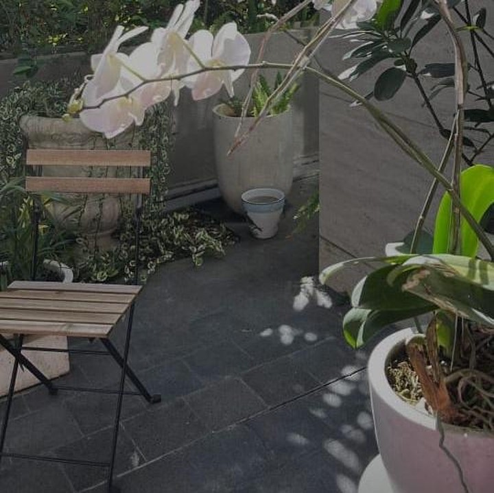 <p>Hal tersebut diketahui langsung melalui beberapa foto yang diunggah sang penyanyi di akun Instagram pribadinya. Ia terlihat mengabadikan setiap sudut rumahnya yang begitu <em>aesthetic</em> dan <em>homey</em>. (Foto: Instagram@raisa6690)</p>