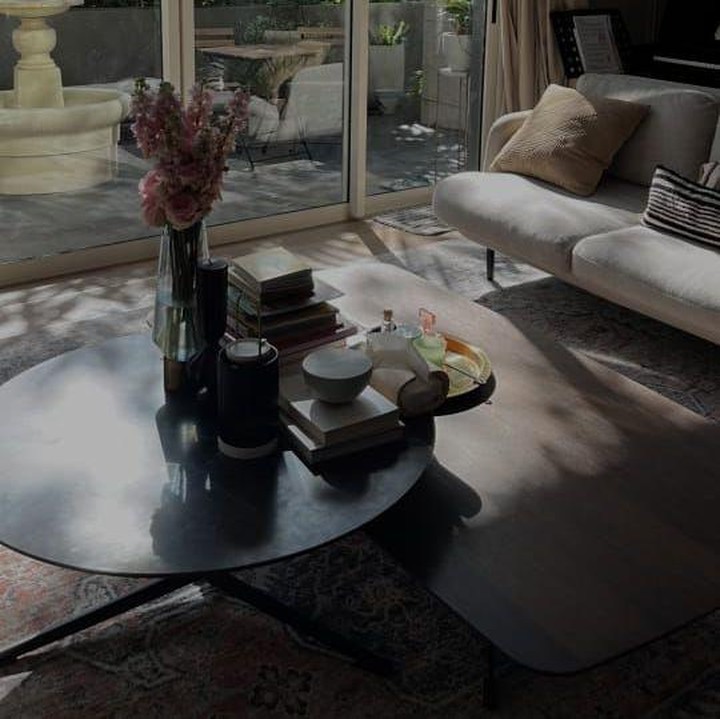 <p>Raisa memilih konsep modern klasik untuk rumahnya yang satu ini. Misalnya saja, ia memiliki kolam air mancur kuno yang dapat dilihat dari ruang keluarga. Sementara itu, untuk ruang keluarganya dia memilih beberapa furnitur yang minimalis. (Foto: Instagram@raisa6690)</p>