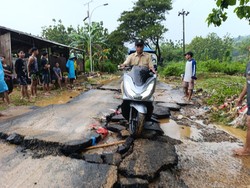 Waspada Lur! Ruas Jalan Prawoto Pati Aspal Mengelupas Bak Jalur Offroad