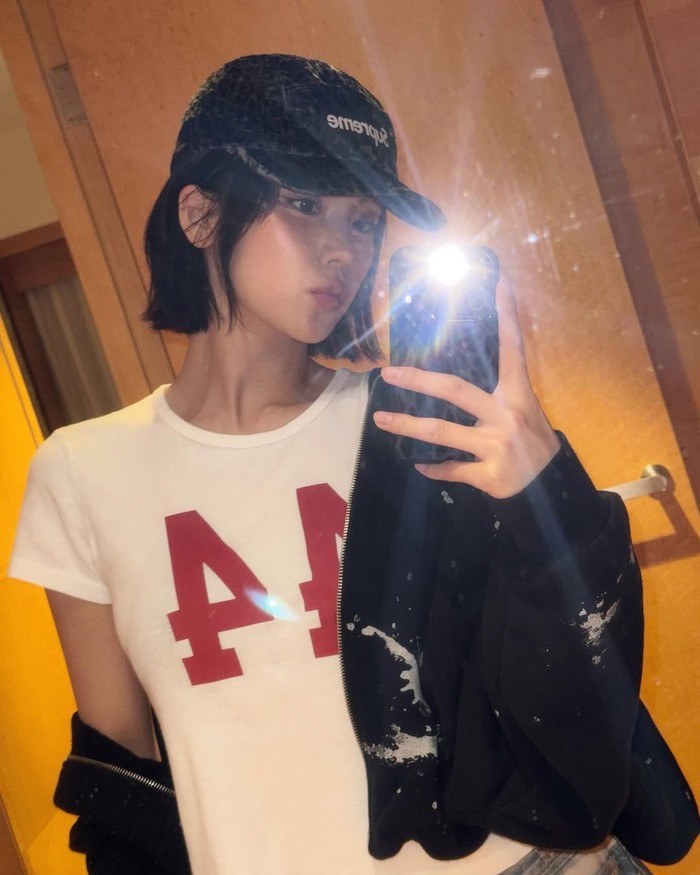 Sebelumnya, Yeji sukses melakukan debut sebagai solois dengan merilis mini album perdananya bertajuk ‘Air’ pada Maret 2025 lalu. Namun, penggemar gagal fokus pada penampilan sang idol dengan beberapa rambut pendeknya./ Foto: instagram.com/yezyizhere