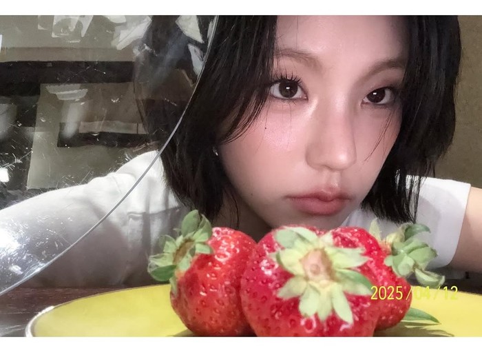 Sontak, visual idol kelahiran 2000 tersebut menuai banyak respon positif dari warganet. Terlebih, Yeji dikenal konsisten tampil dengan gaya rambut panjangnya sejak debut./ Foto: instagram.com/yezyizhere