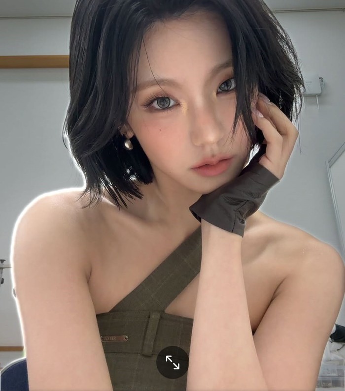 Tak sedikit yang memuji potongan rambut terbaru ini cocok dengan fitur wajahnya yang tajam bak karakter dari sebuah game./ Foto: instagram.com/yezyizhere