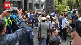 VIDEO: Massa Datangi UGM Minta Bukti Ijazah Asli Jokowi