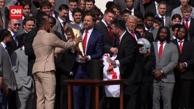 VIDEO: Wapres AS JD Vance Jatuhkan Trofi Klub Ohio State