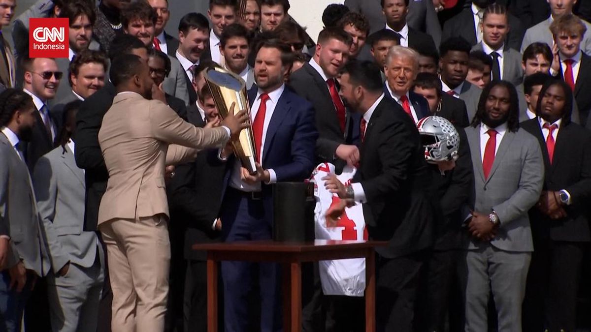 VIDEO: Wapres AS JD Vance Jatuhkan Trofi Klub Ohio State