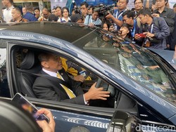 Bahlil Jajal Toyota Crown Hidrogen: Mantan Sopir Angkot Nyetir Sendiri